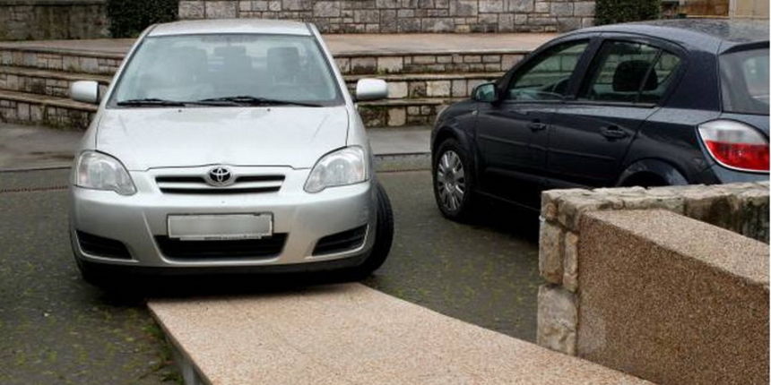Bezobzirni vozač parkirao “ljubimca” na invalidsku rampu kod Gradske knjižnice Zadar Bezobzirni vozač parkirao “ljubimca” na invalidsku rampu kod Gradske knjižnice Zadar