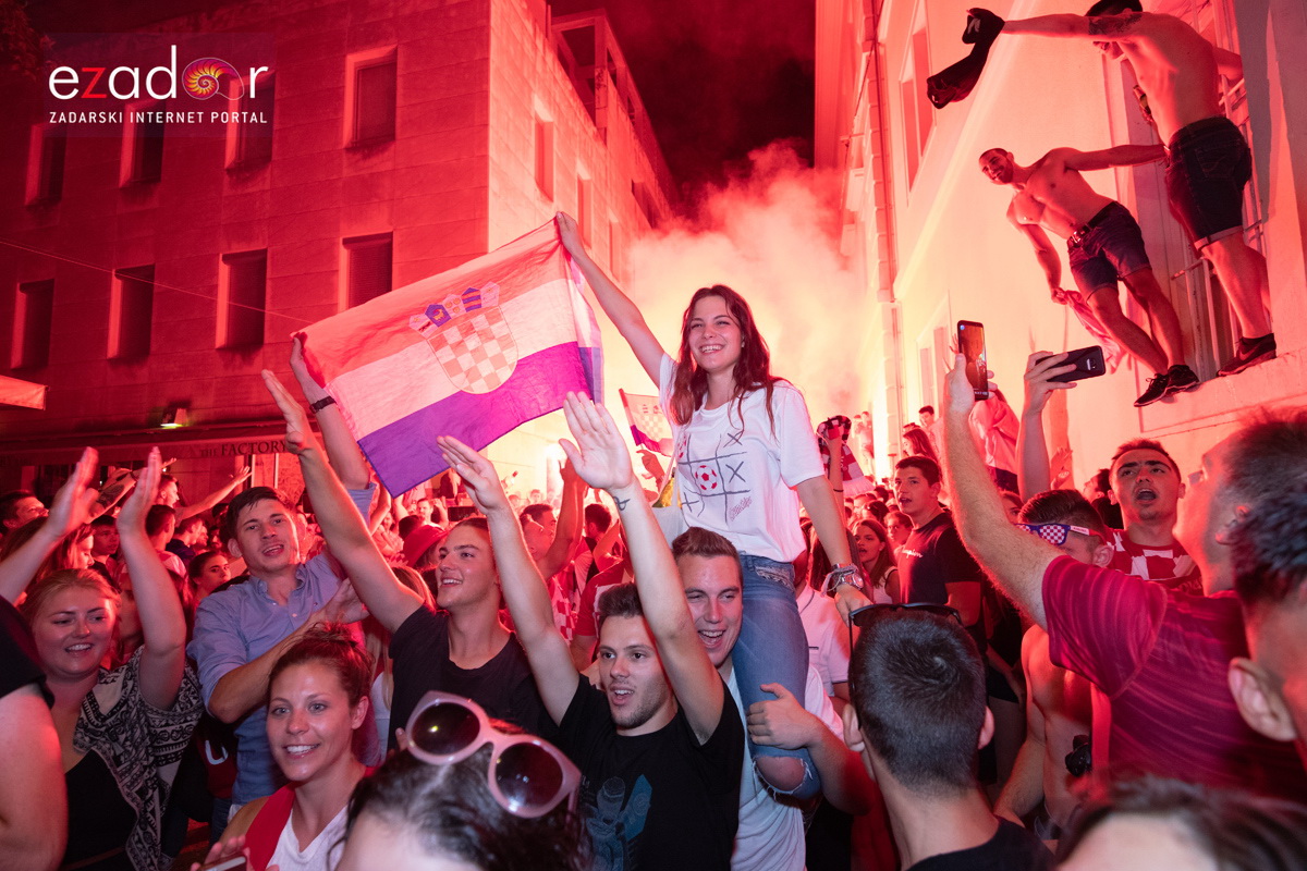 Čudesna noć: Velika fešta ulicama Zadra nakon plasmana Vatrenih u finale SP Čudesna noć: Velika fešta ulicama Zadra nakon plasmana Vatrenih u finale SP