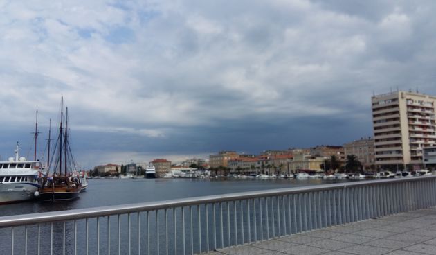 Oblaci, oblačno, kiša, gradski most