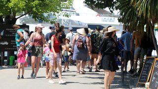 Skradin pun turista, za posjet Nacionalnom parku Krka čeka se u redu Skradin pun turista, za posjet Nacionalnom parku Krka čeka se u redu