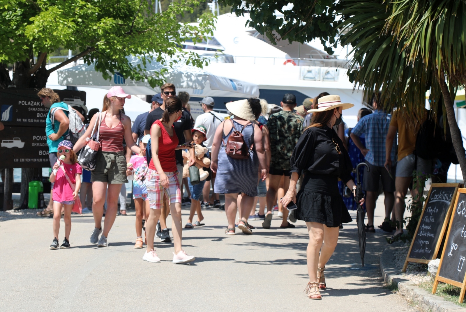 Skradin pun turista, za posjet Nacionalnom parku Krka čeka se u redu Skradin pun turista, za posjet Nacionalnom parku Krka čeka se u redu