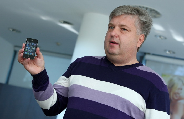 Zagreb, 230910.
T-mobile, Savska cesta.
Na na konferenciji za novinare predstavljen je IT novinarima iPhone 4, nasljednik populanog iPhone-a 3 GS.
Hrvatski telekom od petka ujutro i sluzbeno pocinje prodavati iPhone 4 u Hrvatskoj. Pametni telefon koji je