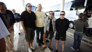 Zadar, 230911.
Hrvatski branitelji danas su krenuli prema Haagu, gdje ce u subotu odrzati mirni prosvjed kako bi uputili poruku Europi i svijetu. Pod motom Pravda je izgubila ravnotezu. Zadarski branitelji krenuli su s autobusnog kolodvora u Zadru u 8 sat