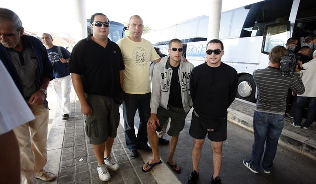 Zadar, 230911.
Hrvatski branitelji danas su krenuli prema Haagu, gdje ce u subotu odrzati mirni prosvjed kako bi uputili poruku Europi i svijetu. Pod motom Pravda je izgubila ravnotezu. Zadarski branitelji krenuli su s autobusnog kolodvora u Zadru u 8 sat