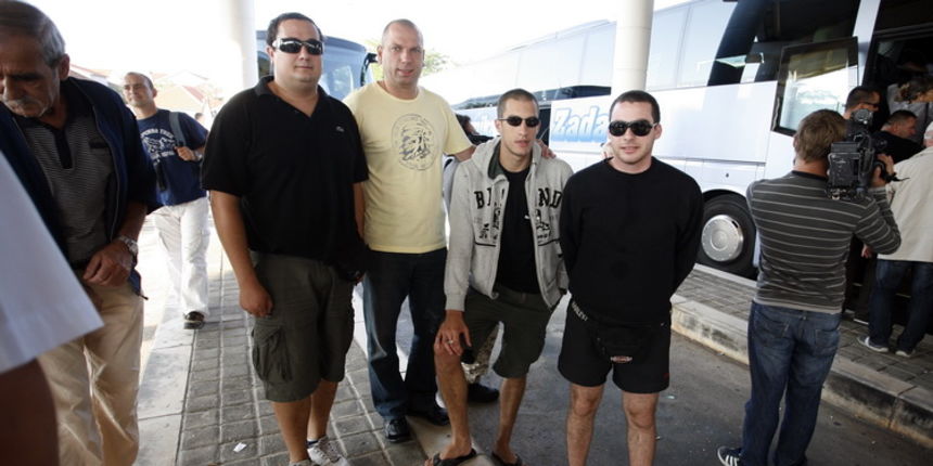 Zadar, 230911.
Hrvatski branitelji danas su krenuli prema Haagu, gdje ce u subotu odrzati mirni prosvjed kako bi uputili poruku Europi i svijetu. Pod motom Pravda je izgubila ravnotezu. Zadarski branitelji krenuli su s autobusnog kolodvora u Zadru u 8 sat