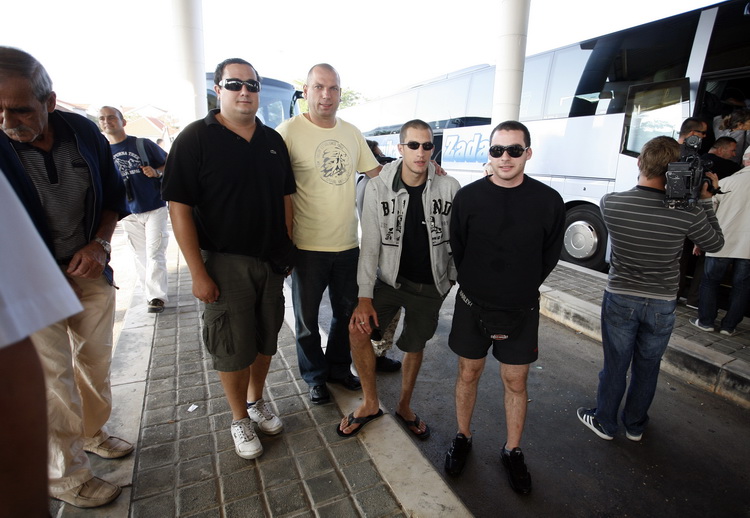 Zadar, 230911.
Hrvatski branitelji danas su krenuli prema Haagu, gdje ce u subotu odrzati mirni prosvjed kako bi uputili poruku Europi i svijetu. Pod motom Pravda je izgubila ravnotezu. Zadarski branitelji krenuli su s autobusnog kolodvora u Zadru u 8 sat