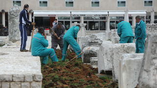 Zadar, 120313.
Radnici tvrtke Nasadi vrse radove obnove travnjaka na antickom Forumu ispred crkve svetog Donata.
Na fotografiji: radovi obnove travnjaka.
Foto: Luka Gerlanc / CROPIX Zadar, 120313.
Radnici tvrtke Nasadi vrse radove obnove travnjaka na antickom Forumu ispred crkve svetog Donata.
Na fotografiji: radovi obnove travnjaka.
Foto: Luka Gerlanc / CROPIX
