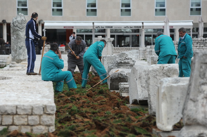 Zadar, 120313.
Radnici tvrtke Nasadi vrse radove obnove travnjaka na antickom Forumu ispred crkve svetog Donata.
Na fotografiji: radovi obnove travnjaka.
Foto: Luka Gerlanc / CROPIX Zadar, 120313.
Radnici tvrtke Nasadi vrse radove obnove travnjaka na antickom Forumu ispred crkve svetog Donata.
Na fotografiji: radovi obnove travnjaka.
Foto: Luka Gerlanc / CROPIX