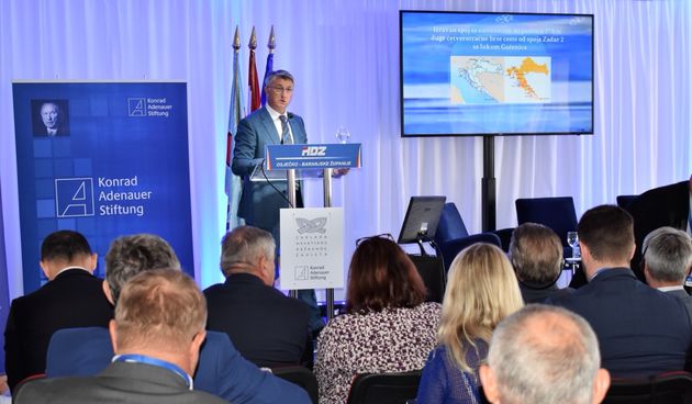 Na stručnoj konferenciji koja je okupila župane, gradonačelnike i načelnike iz redova HDZ-a, zadarski župan Božidar Longin je u svojoj prezentaciji govorio o ključnim infrastrukturnim projektima