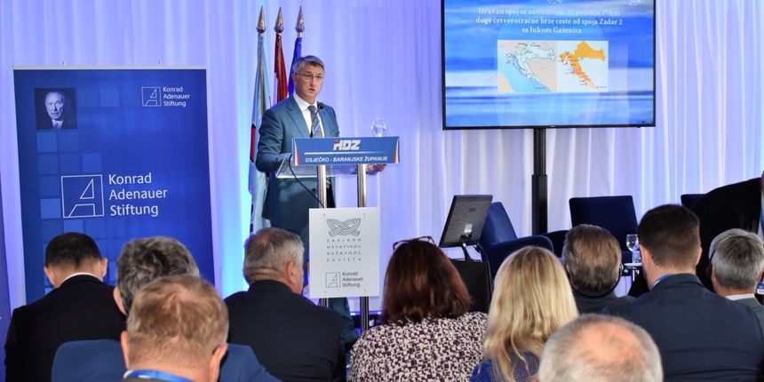 Na stručnoj konferenciji koja je okupila župane, gradonačelnike i načelnike iz redova HDZ-a, zadarski župan Božidar Longin je u svojoj prezentaciji govorio o ključnim infrastrukturnim projektima Na stručnoj konferenciji koja je okupila župane, gradonačelnike i načelnike iz redova HDZ-a, zadarski župan Božidar Longin je u svojoj prezentaciji govorio o ključnim infrastrukturnim projektima