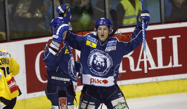 Zagreb, 261212.
Dom sportova.
Hokej na ledu.
Utakmica 34. kola EBEL lige, Medvescak – Vienna Capitals.
Na fotografiji: Brandon Buck – 9, strijelac gola za Medvescak.
Foto: Nenad Dugi / CROPIX