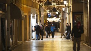 Građani na ulicama Zadra poštujući mjere dočekali 2021. godinu