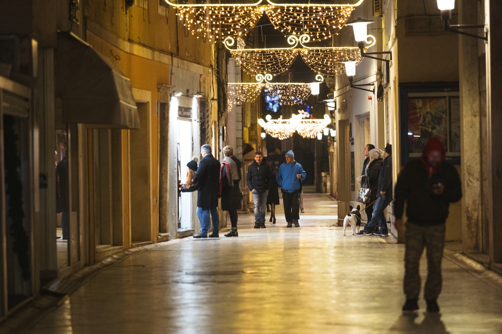 Građani na ulicama Zadra poštujući mjere dočekali 2021. godinu