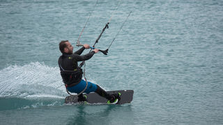 Južina nekima donosi glavobolju, surferima i kajterima je prava radost. Tako je bilo i jučer. Na biogradskoj plaži Dražica okupilo se dvadesetak ljubitelja vjetra, većina iz kiteboarding kluba Badevana-surf iz Zagreba. Iako su po meteorološkoj prognozi oč