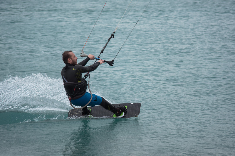 Južina nekima donosi glavobolju, surferima i kajterima je prava radost. Tako je bilo i jučer. Na biogradskoj plaži Dražica okupilo se dvadesetak ljubitelja vjetra, većina iz kiteboarding kluba Badevana-surf iz Zagreba. Iako su po meteorološkoj prognozi oč
