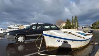 Orkanski Lebić bacao barke po cesti. Foto: Dino Stanin/PIXSELL