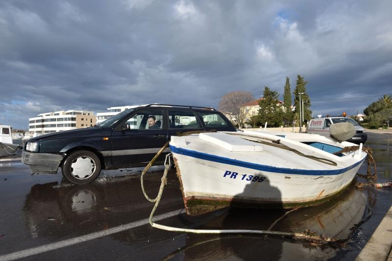 Orkanski Lebić bacao barke po cesti. Foto: Dino Stanin/PIXSELL