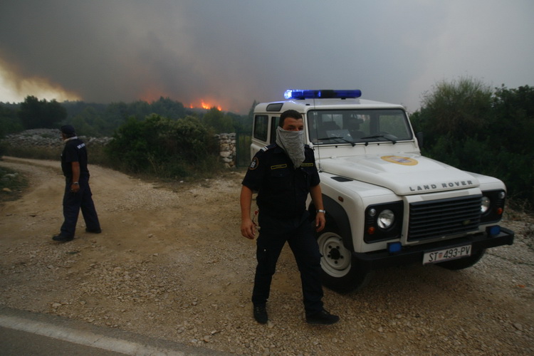 Split 140711.
Veliki pozar izio je na otoku Bracu.Pozar prema Loziscima zbog opasnosti od pozara je zatvoren.
Foto: Vladimir Dugandzic / CROPIX Split 140711.
Veliki pozar izio je na otoku Bracu.Pozar prema Loziscima zbog opasnosti od pozara je zatvoren.
Foto: Vladimir Dugandzic / CROPIX