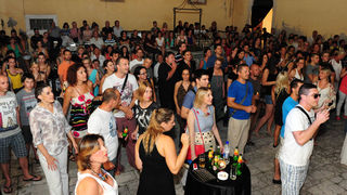 Zadar, 2.8.2013. snimio: Nenad Marčev 

Mario Huljev i
Dino Dvornik tribute band

Jurica Leikauff, klavijature, 
Marko Duvnjak, bubnjar, 
Alen Svetopetrić, bas gitara, 
Zoran Jex Jaeger, gitara,
Ivan Premelč, saksofon.


Dvorište Providurove palače