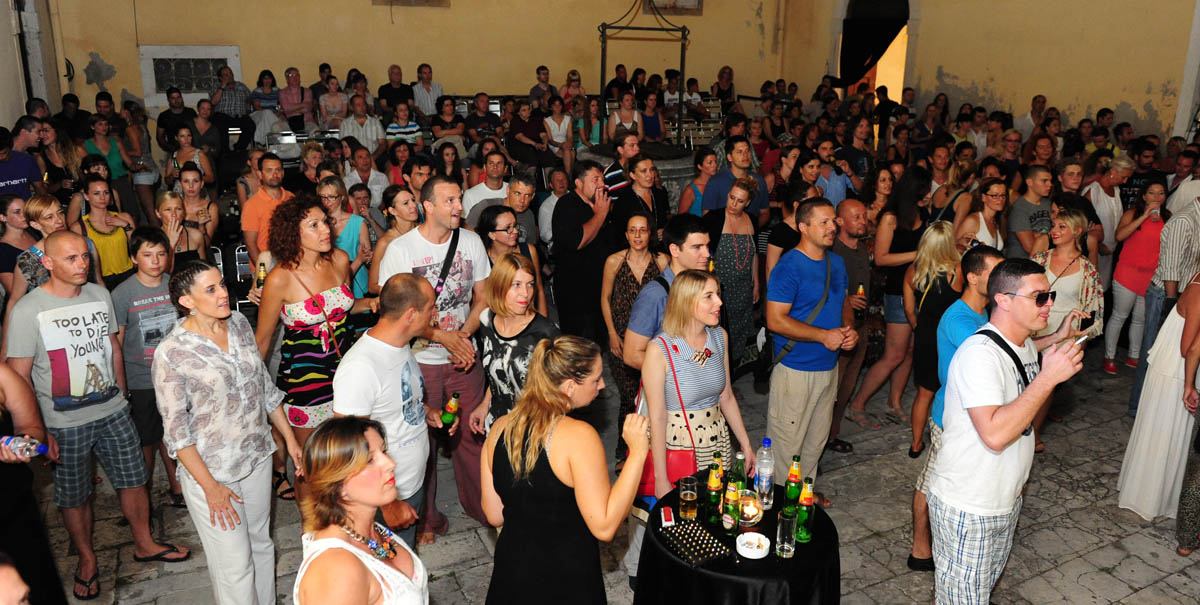 Zadar, 2.8.2013. snimio: Nenad Marčev 

Mario Huljev i
Dino Dvornik tribute band

Jurica Leikauff, klavijature, 
Marko Duvnjak, bubnjar, 
Alen Svetopetrić, bas gitara, 
Zoran Jex Jaeger, gitara,
Ivan Premelč, saksofon.


Dvorište Providurove palače