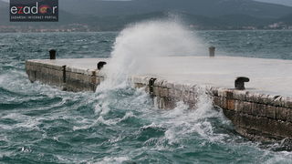 Đir po gradu, četvrtak 27. prosinca 2017. Olujno jugo, lome se valovi Đir po gradu, četvrtak 27. prosinca 2017. Olujno jugo, lome se valovi