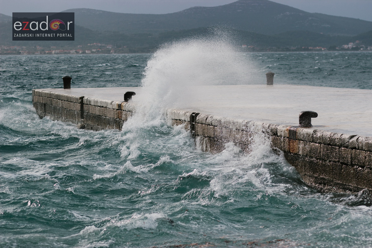 Đir po gradu, četvrtak 27. prosinca 2017. Olujno jugo, lome se valovi Đir po gradu, četvrtak 27. prosinca 2017. Olujno jugo, lome se valovi