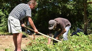 Zadarski beskucnici angazirani su na sadnji krumpira koji cini dio ponude pucke kuhinje u kojoj se i sami hrane. Photo: Dino Stanin/PIXSELL Zadarski beskucnici angazirani su na sadnji krumpira koji cini dio ponude pucke kuhinje u kojoj se i sami hrane. Photo: Dino Stanin/PIXSELL