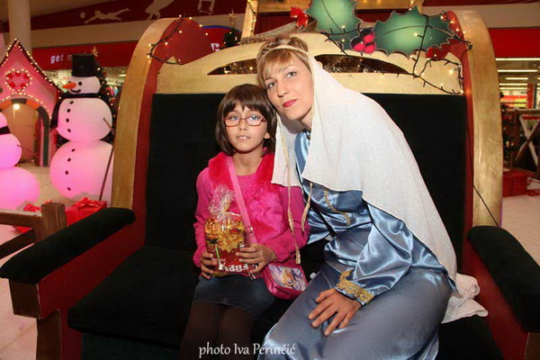 Sv. Luce razveselila mališane u Supernova centru, Foto: Iva Perinčić Sv. Luce razveselila mališane u Supernova centru, Foto: Iva Perinčić