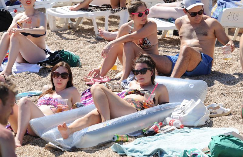 Tisno – Drugog dana Garden festivala posjetitelji uzivali u zabavi na plazi. Photo: Hrvoje Jelavic/PIXSELL