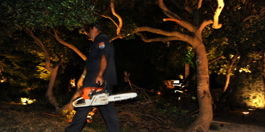 Zadar, 190810.
Veceras se u blizini zadarskih turistickih atrakcija morskih orgulja i pozdrava suncu iznenada srusilo stablo, na svu srecu nitko nije teze ozljedjen.
Foto : Andrija Lucic / cropix Zadar, 190810.
Veceras se u blizini zadarskih turistickih atrakcija morskih orgulja i pozdrava suncu iznenada srusilo stablo, na svu srecu nitko nije teze ozljedjen.
Foto : Andrija Lucic / cropix