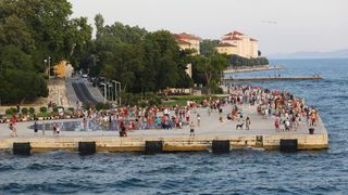 Panoramske fotografije s trajekta koji vozi od Zadra do otoka Ugljana. Photo: Filip Brala/PIXSELL Autor  Filip Brala/PIXSELL KLJUČNE RIJEČI  panorama, morske orgulje, pozdrav suncu, trajekt, riva