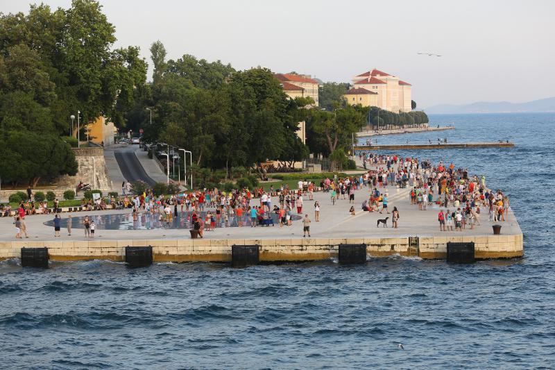 Panoramske fotografije s trajekta koji vozi od Zadra do otoka Ugljana. Photo: Filip Brala/PIXSELL Autor  Filip Brala/PIXSELL KLJUČNE RIJEČI  panorama, morske orgulje, pozdrav suncu, trajekt, riva