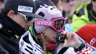 Kitzbuhel, 210111.
Fis Audi World Cup, Svjetski skijaski kup u Kitzbuhelu utrka Super G.
Na slici: Janica Kostelic u ciljnoj ravnini daje upute preko radio veze pored decko Daniel Haimerle.
Foto: Drago Sopta / CROPIX Kitzbuhel, 210111.
Fis Audi World Cup, Svjetski skijaski kup u Kitzbuhelu utrka Super G.
Na slici: Janica Kostelic u ciljnoj ravnini daje upute preko radio veze pored decko Daniel Haimerle.
Foto: Drago Sopta / CROPIX