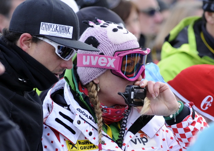 Kitzbuhel, 210111.
Fis Audi World Cup, Svjetski skijaski kup u Kitzbuhelu utrka Super G.
Na slici: Janica Kostelic u ciljnoj ravnini daje upute preko radio veze pored decko Daniel Haimerle.
Foto: Drago Sopta / CROPIX Kitzbuhel, 210111.
Fis Audi World Cup, Svjetski skijaski kup u Kitzbuhelu utrka Super G.
Na slici: Janica Kostelic u ciljnoj ravnini daje upute preko radio veze pored decko Daniel Haimerle.
Foto: Drago Sopta / CROPIX