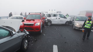 Zagreb, 161111.
Zagrebacka obilaznica, smjer istok, na mostu prije cvora Ivanja Reka, u jutrosnjoj magli oko 7 i 30 sati , sudarilo se dvadesetak automobila, a ozlijedjeno je vise osoba.
Foto: Goran Mehkek / Cropix