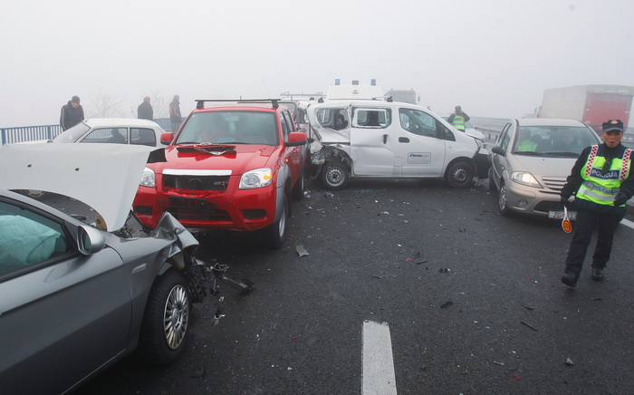 Zagreb, 161111.
Zagrebacka obilaznica, smjer istok, na mostu prije cvora Ivanja Reka, u jutrosnjoj magli oko 7 i 30 sati , sudarilo se dvadesetak automobila, a ozlijedjeno je vise osoba.
Foto: Goran Mehkek / Cropix