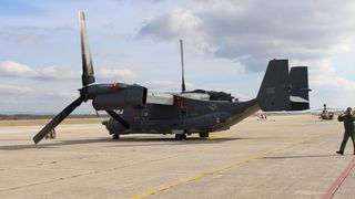 Djelatnici iz vojarne u Zemuniku obišli američke Osprey-e Djelatnici iz vojarne u Zemuniku obišli američke Osprey-e