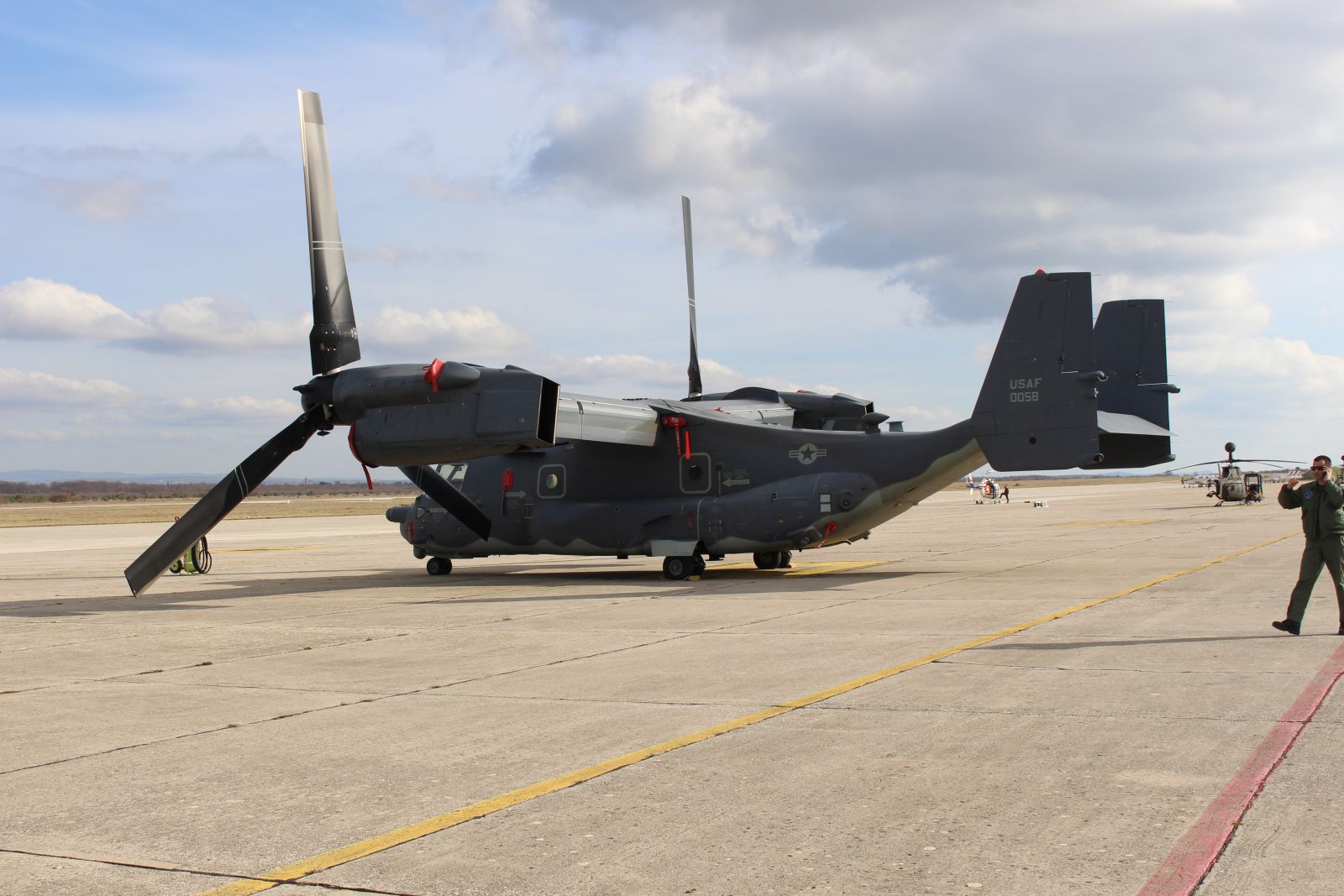 Djelatnici iz vojarne u Zemuniku obišli američke Osprey-e Djelatnici iz vojarne u Zemuniku obišli američke Osprey-e