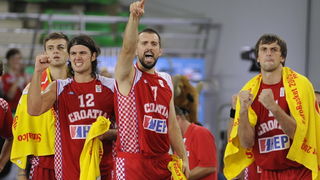 Bydgoszcz, 150909.
Dvorana Sport Arena Luczniczka.
Europsko prvenstvo u kosarci u Poljskoj, drugi krug natjecanja po skupinama 3. kolo grupe E, utakmica izmedju Hrvatske i Njemacke odlucujuca za ulazak u cetvrtfinale.
Na slici: s lijeva slave na klupi, Ka