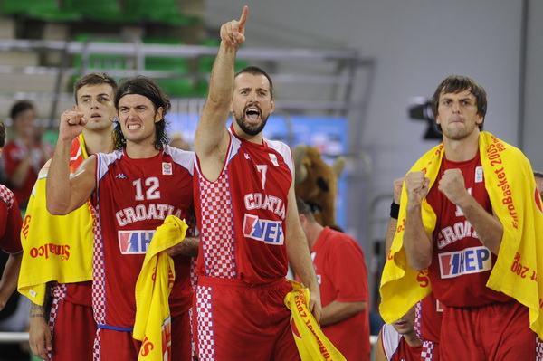 Bydgoszcz, 150909.
Dvorana Sport Arena Luczniczka.
Europsko prvenstvo u kosarci u Poljskoj, drugi krug natjecanja po skupinama 3. kolo grupe E, utakmica izmedju Hrvatske i Njemacke odlucujuca za ulazak u cetvrtfinale.
Na slici: s lijeva slave na klupi, Ka