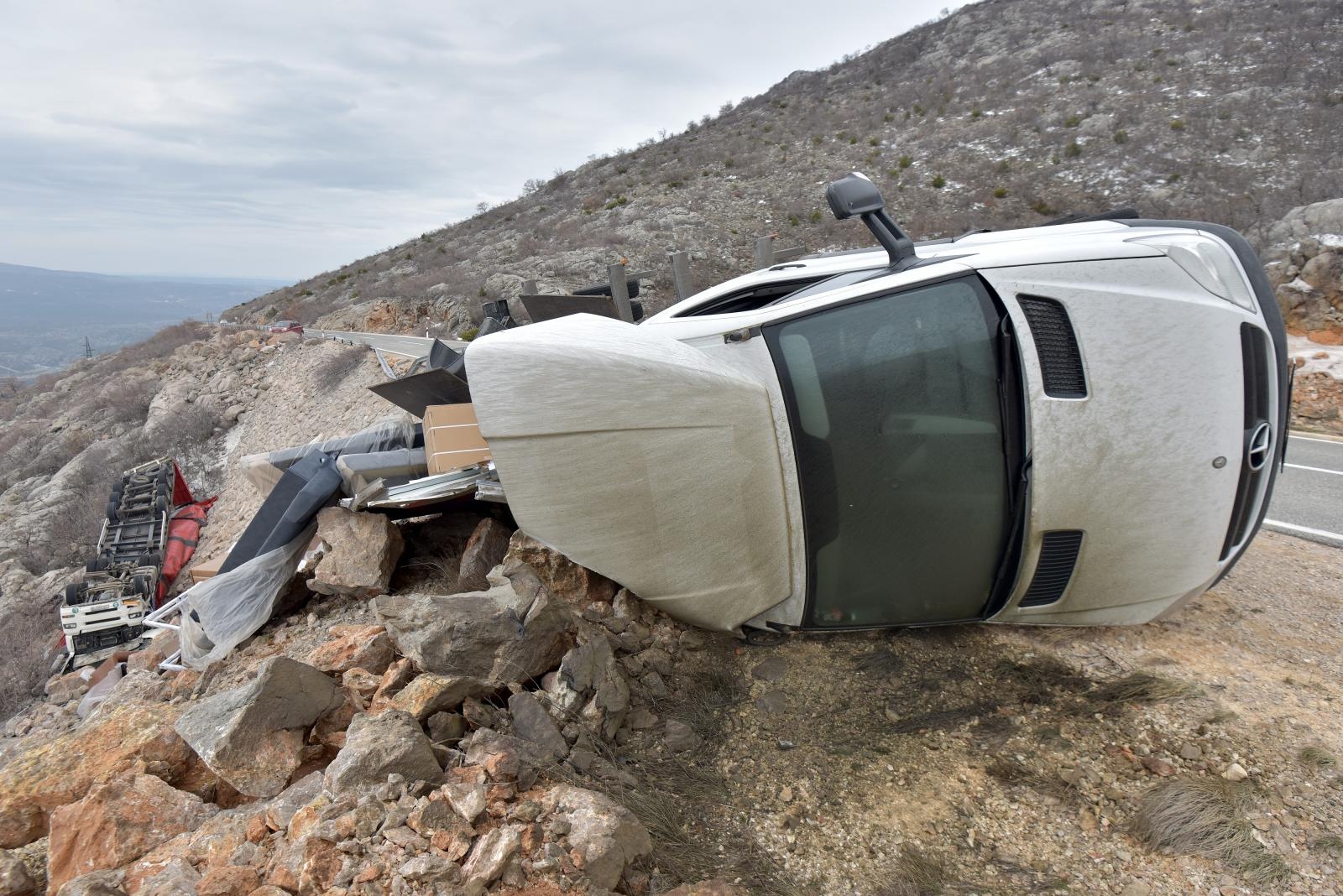 Orkanska bura na istom mjestu na cesti Gračac – Zaton Obrovački prevrnula dva kamiona