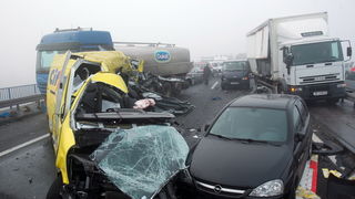 Zagreb, 161111.
Zagrebacka obilaznica, smjer istok, na mostu prije cvora Ivanja Reka, u jutrosnjoj magli oko 7 i 30 sati , sudarilo se dvadesetak automobila, a ozlijedjeno je vise osoba.
Foto: Goran Mehkek / Cropix