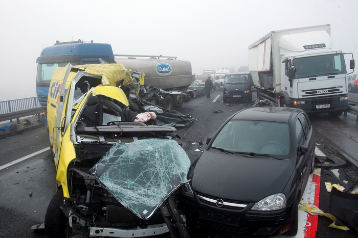 Zagreb, 161111.
Zagrebacka obilaznica, smjer istok, na mostu prije cvora Ivanja Reka, u jutrosnjoj magli oko 7 i 30 sati , sudarilo se dvadesetak automobila, a ozlijedjeno je vise osoba.
Foto: Goran Mehkek / Cropix