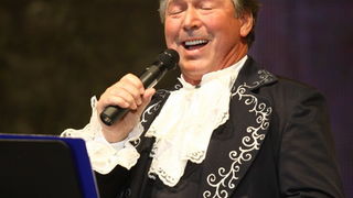 Zadar, 121110.
Dvorana Kresimira Cosica.Festival zabavne glazbe Zadar2010.Prva vecer.
Na fotografiji : nastup Borisa Martinovica.
Foto : Vladimir Ivanov / Cropix Zadar, 121110.
Dvorana Kresimira Cosica.Festival zabavne glazbe Zadar2010.Prva vecer.
Na fotografiji : nastup Borisa Martinovica.
Foto : Vladimir Ivanov / Cropix