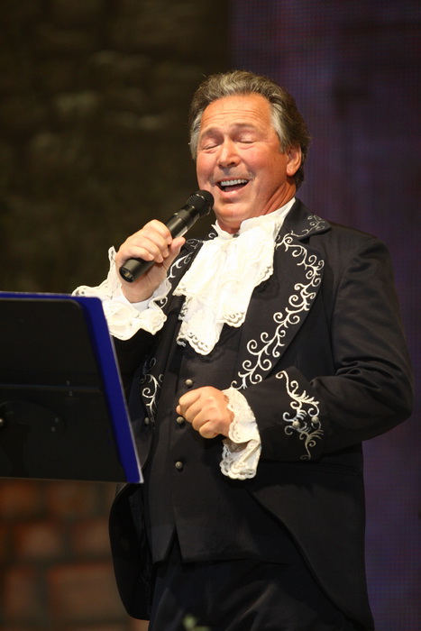 Zadar, 121110.
Dvorana Kresimira Cosica.Festival zabavne glazbe Zadar2010.Prva vecer.
Na fotografiji : nastup Borisa Martinovica.
Foto : Vladimir Ivanov / Cropix Zadar, 121110.
Dvorana Kresimira Cosica.Festival zabavne glazbe Zadar2010.Prva vecer.
Na fotografiji : nastup Borisa Martinovica.
Foto : Vladimir Ivanov / Cropix