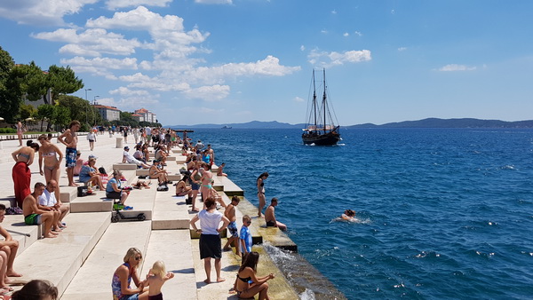 Đir uz more 19. srpnja 2016. – Uvala Draženica, kupalište Jadran, Moprske orgulje i Pozdrav suncu, zadarska riva… Foto: Mladen Malik Đir uz more 19. srpnja 2016. – Uvala Draženica, kupalište Jadran, Moprske orgulje i Pozdrav suncu, zadarska riva… Foto: Mladen Malik
