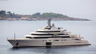 Megajahta “Eclipse” ruskoga multimiljardera Romana Abramoviča na sidru ispred Cavtata. Photo: Grgo Jelavić/PIXSELL Megajahta “Eclipse” ruskoga multimiljardera Romana Abramoviča na sidru ispred Cavtata. Photo: Grgo Jelavić/PIXSELL