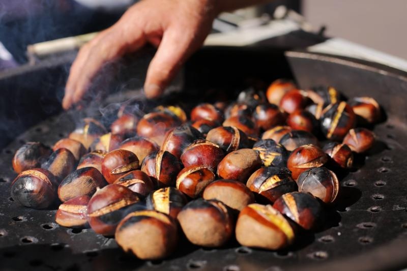 Kestenjari su započeli s ovogodisnjom sezonom prodaje pecenih kestena. Photo: Tomislav Miletic/PIXSELL