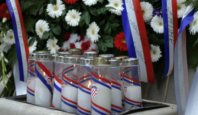 Polaganje vijenaca u znak sjecanja na poginule branitelje 06.10.2007.