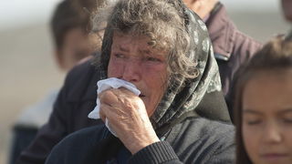 Nadin, 191111.
Clanovi 23 braniteljske udruge danas su u mimohodu od Benkovca do Skabrnje, hodnja se zaustavlja samo u Nadinu zbog polaganja vijenaca (na danasnji dan u Nadinu je ubijeno 19 civila, do sada nema optuzenih za masakr).
Foto: Luka Gerlanc / C